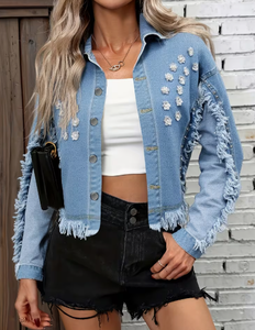 Chaqueta vaquera ligera para mujer con efecto desgastado, dobladillo deshilachado, pedrería y botones florales en la parte delantera. - Product Image 4