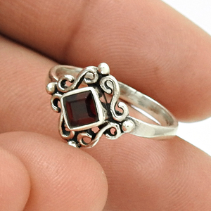 Vente en gros au prix d'usine Bague ethnique en argent sterling 925 avec grenat naturel et pierres précieuses au look artisanal pour femmes et filles Bijoux faits main - Product Image 1