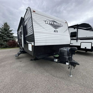 SUPER OFERTAS Remolque de Viaje Usado Prime Time RV Avenger ATI 29RBS 2020-2021 de Acero Inoxidable con Capacidad para 8 Personas - Product Image 1