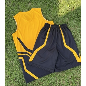 Uniformes de basket-ball personnalisés, maillot et short respirants de haute qualité pour l'entraînement en équipe et les performances lors des matchs - Product Image 5