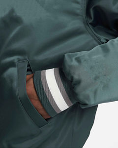 Blouson de baseball en polyester pour hommes, blouson aviateur OEM personnalisé hiver des années 80 vintage à la mode en satin à manchettes élastiques côtelées - Product Image 4