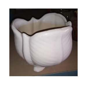 Maceta de cerámica artesanal en tonos relajantes, perfecta para un estilo minimalista en estantes, esquinas de cocina o mesitas de noche - Product Image 4