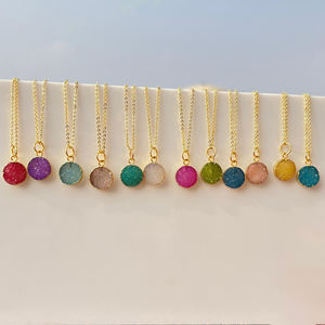 Collar minimalista de ágata azucarada colorida con colgante redondo, chapado en oro de 18k, para uso diario, venta al por mayor. - Product Image 1
