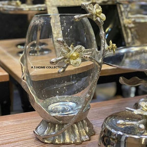 Vase à fleurs en verre transparent de haute qualité avec un design de fleurs de couleur blanche et une base en métal lourd plaqué or - Product Image 6