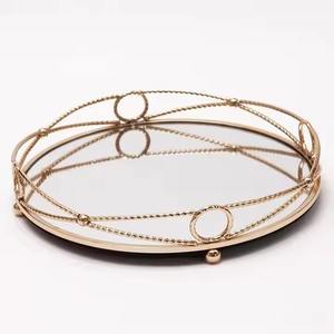 Bandeja de metal y espejo Kraft World glam con detalles de acabado dorado utilizada para la organización y decoración del tocador del baño - Product Image 4