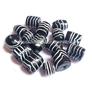 VINTAGE: Color negro blanco Forma de agujero grande Grandes Cuentas planas de vidrio manchado hechas a mano-Centro de mesa de cuentas de macramé hecho en horno - Product Image 2