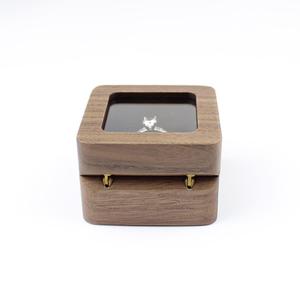 Vente en gros de mini boîte rectangulaire rétro à bibelots en bois de noyer boîte cadeau pour bague de mariage à fente unique avec doublure en velours - Product Image 2