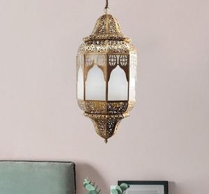 Lanterne en fer métallique de style vintage unique avec une boucle robuste pour une suspension facile dans la décoration des espaces intérieurs ou extérieurs - Product Image 2