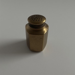 Molinillo de sal y pimienta de metal hecho a mano con acabado de pátina antigua martillada artesanal diseñado para comedor decorativo - Product Image 1