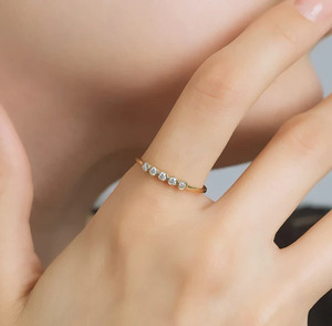 Anillo de Compromiso y Matrimonio Clásico Minimalista para Mujer, Chapado en Oro de 18K, Plata de Ley 925 con Moissanita Engastada en Bisel - Product Image 6