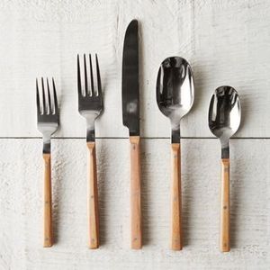 Ensemble de couverts en acier inoxydable fait à la main avec manche en bois, offrant un look rustique et naturel pour des repas élégants - Product Image 1