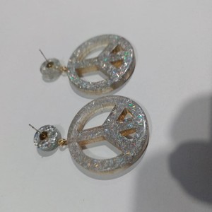 Boucles d'oreilles pendantes en or et argent Rectangle simple pour femme Cadeau de déclaration artisanal en bois naturel et résine à la mode - Product Image 5