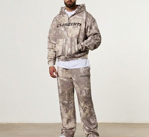 Ensemble survêtement streetwear personnalisé avec broderie de patchs, sweat à capuche et pantalon de survêtement camouflage pour homme - Product Image 2