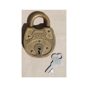 Cadenas rustiques de fabrication unique avec des clés classiques idéales pour les malles, les vieilles armoires de rangement et les thèmes de décoration vintage - Product Image 2