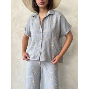 Chemisiers et chemises brodés pour femmes, produits en gros - Product Image 2