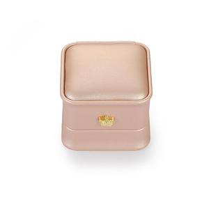 กล่องใส่เครื่องประดับสีชมพูทรงสี่เหลี่ยมมนขนาดเล็กสำหรับใส่ต่างหู - Product Image 3