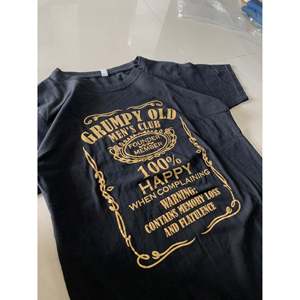 T-shirt graphique Rubyball 90s Grump Old-Man's Club, 100% coton, tissu jersey 240g, imprimé à l'écran, manches courtes, coupe ample, motif uni - Product Image 4