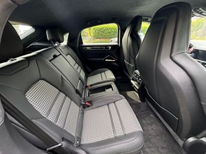 2023 P O R S C H E Cayenne Turbo S E-Hybrid Coupé Faible Kilométrage Boîte de Vitesses Automatique Direction à Gauche Pneu R20 État Occulte - Product Image 6