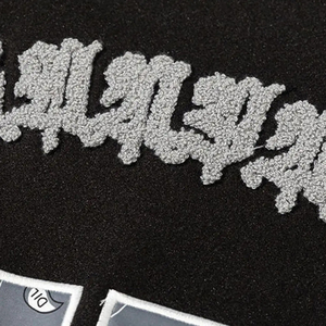 OEM personalizado de los hombres de manga larga Letterman Varsity chaqueta de cuello alto negro gris Streetwear recubierto procesamiento Chenille bordado - Product Image 5