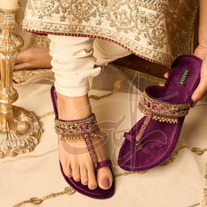 Calzado Kolhapuri para Mujer, Hecho a Mano, Antideslizante, con Diseño de Moda, Parte Superior de Terciopelo Estampado, la Mejor Calidad, Marca Privada - Product Image 4