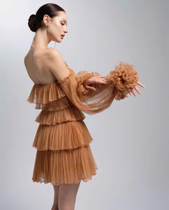 Robe Muse à épaules dénudées, marron nude, à volants, en maille plissée, mini-robe romantique, manches bouffantes à fleurs 3D, fabriquée au Vietnam - Product Image 2