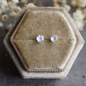 Boucles d'oreilles clous en pierre de lune arc-en-ciel, plaqué or 14 carats, argent sterling, bijoux en pierres précieuses, cadeau élégant pour femme, accessoire délicat - Product Image 2