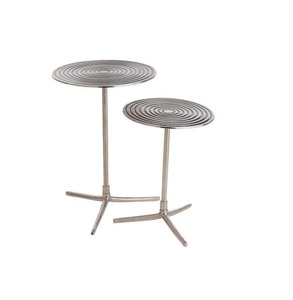 Mesa auxiliar redonda de aluminio con acabado plateado pulido y superficie resistente a la intemperie ideal para áreas de descanso junto a la piscina o jardín - Product Image 1