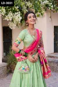 Dernières femmes portent fantaisie Lehenga Choli avec broderie festonné dentelle tactile Bordure Dupatta pour mariage Wear Lehenga Choli Set - Product Image 5