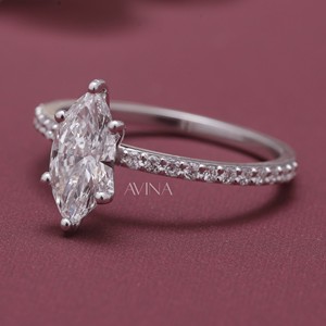 Anillo de Compromiso y Boda con Diamante Corte Marquesa Certificado por IGI, con Pavé, en Oro Amarillo/Rosa y Blanco de 18K - Product Image 2