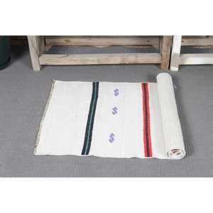 Alfombra Pequeña Kilim Vintage de 1.9x4.3 pies (58x131 cm), Alfombra Turca Blanca Ikat - Product Image 5