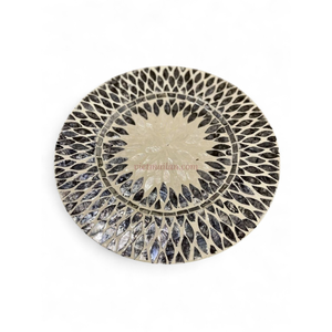 Assiettes de présentation en coquillage avec finition nacrée irisée pour une décoration de table de mariage élégante et des événements - Product Image 1