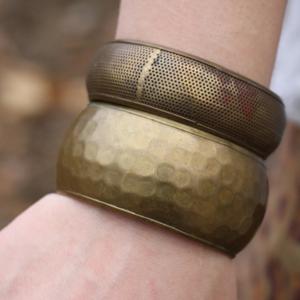 Brazalete de latón envejecido estilo Vintage 80s/90s, diseño de agujero perforado, ligero, hecho a mano, Retro, brazalete grueso, joyería para mujer - Product Image 1