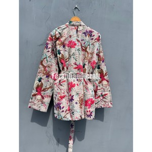 Venta al por mayor Boho Hippie acolchado Kantha chaqueta hecha a mano Floral impreso algodón tejido invierno chaqueta otoño Floral impreso Mujer - Product Image 5