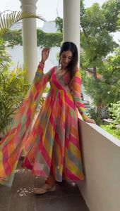 Ensemble de costume de créateur en soie Tibby monochrome exquis Une offre de luxe harmonieusement coordonnée avec un intérieur de qualité supérieure - Product Image 4