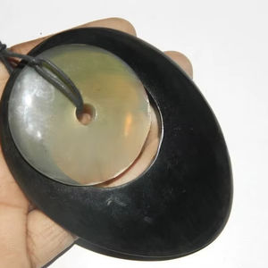 Collier pendentif en corne de buffle, bijoux tribaux naturels et durables pour femmes, haute qualité - Product Image 1