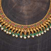 Collier court antique pour femme, objet de collection culturelle, avec fleur de mariage, finition dorée et serti de pierres rubis-vertes, 178673