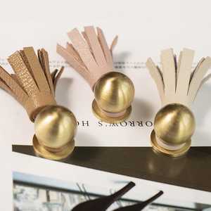 Tiradores de puerta de madera envueltos en resina y cuero decorativos Tiradores artesanales únicos para cocinas y armarios - Product Image 2