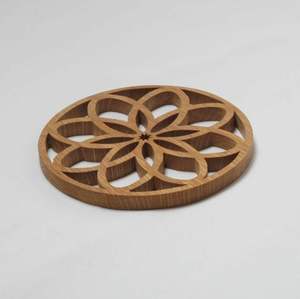 Juego de posavasos de madera hecho a mano con detalles intrincados, perfecto para cocina rústica de granja o decoración elegante de mesa de centro - Product Image 1