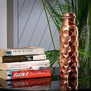 Bouteille d'eau artisanale en cuivre pur pour une hydratation quotidienne avec des bienfaits ayurvédiques pour la santé, pour la maison et le bureau - Product Image 1