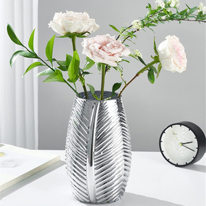 Vase à fleurs en métal couleur or au design moderne Décoration de maison luxueuse avec revêtement en poudre pour de superbes compositions florales - Product Image 5