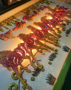 Horloge en coquille de noix de coco artisanale dans un cadre en verre-Décoration intérieure unique - Product Image 3