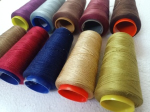เส้นด้ายไหมหม่อนรีดแบบกําหนดเองในกรวยขนาด 50 กรัมเหมาะสําหรับการปัก เหมาะสําหรับขายต่อในสีน้ําเงิน แดง น้ําตาล และเงิน