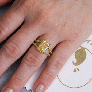 Anillo de compromiso de diamante cultivado en laboratorio amarillo radiante de 2.50CT, anillos finos de Halo oculto de cola de pez francés de oro amarillo de 14K - Product Image 3