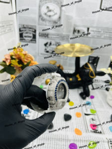 Reloj de Pulsera VVS con Diamantes de Imitación Moissanite, Reloj Digital Plateado con Bisel Azul y Correa de Goma Blanca, Estilo Hip Hop - Product Image 2