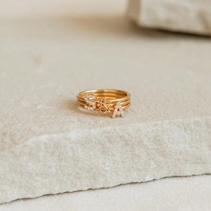 Anillos de alfabeto inicial chapados en oro de 18 quilates personalizables para mujer, Joyería de diamantes delicada personalizada con tamaño ajustable - Product Image 3