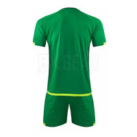 2025 nuevo uniforme de fútbol hecho de tela de poliéster de alta calidad diseñado para jóvenes adultos y equipos profesionales