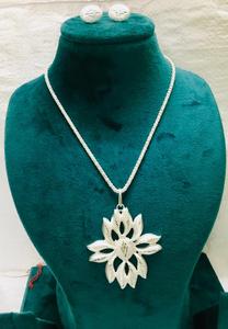 Conjunto de colgante de corazón de plata opaca con diamante de circón Vintage de lujo de Europa, cadena de hebra chapada en oro para regalo de mujer hecha de aleación - Product Image 2