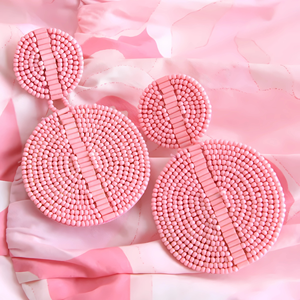 Pendientes de cuentas de hilo de algodón púrpura hechos a mano, Pendientes colgantes bohemios elegantes con textil suave y cuentas de semillas para un aspecto único y elegante - Product Image 3