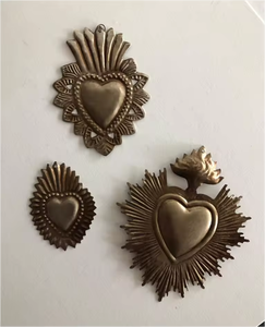 Petit cœur sacré en métal doré, cœur plat catholique en or - Product Image 3