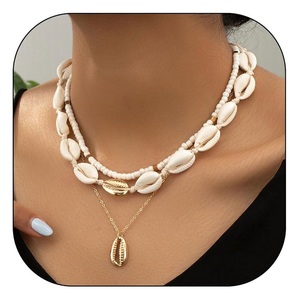 Elegante collar de perlas y conchas hecho a mano con brillo suave y diseño simple perfecto para la Oficina y la cena - Product Image 1